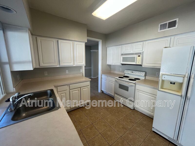 Beautiful 4 Bed 2.5 Bath Pool Home for Rent in Lake Mary, FL ! property image