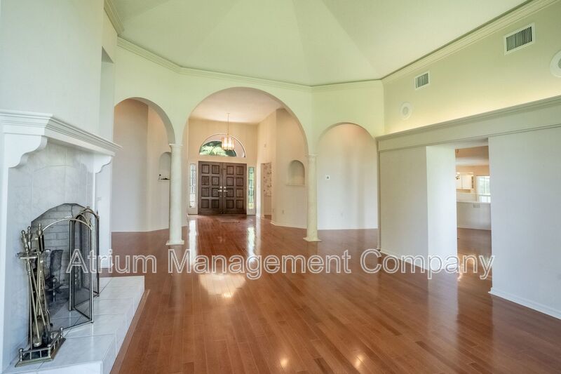 Stunning 3-Bedroom, 3-Bathroom Lakeside Home in Mount Dora with Private Pool & Lakefront Living property image