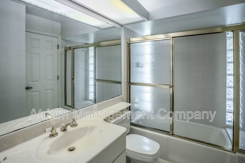 Stunning 3-Bedroom, 3-Bathroom Lakeside Home in Mount Dora with Private Pool & Lakefront Living property image