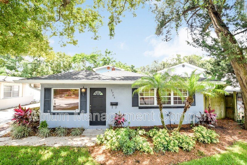 Charming 4/2 Colonial Town North Home with Oversized Fenced Yard property image