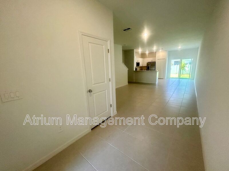 Stylish Townhome in the Heart of Ruskin – Prime Location. property image