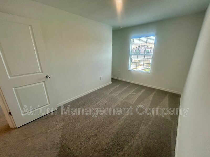 Stylish Townhome in the Heart of Ruskin – Prime Location. property image