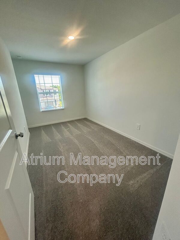 Stylish Townhome in the Heart of Ruskin – Prime Location. property image