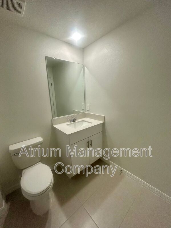 Stylish Townhome in the Heart of Ruskin – Prime Location. property image