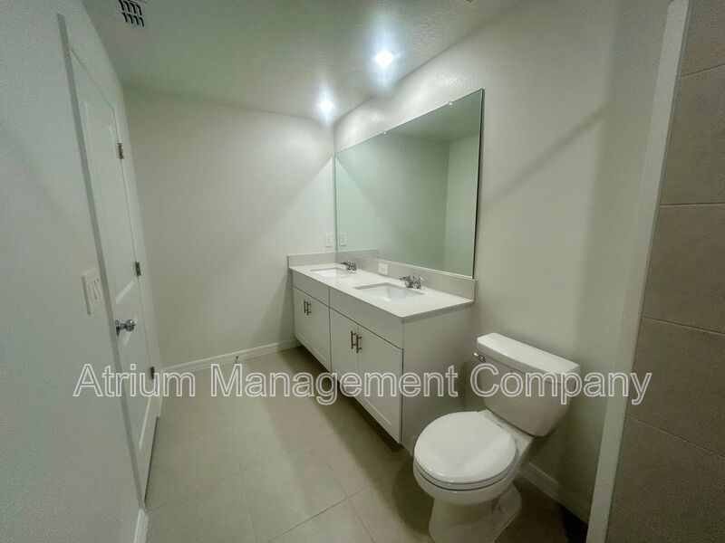 Stylish Townhome in the Heart of Ruskin – Prime Location. property image