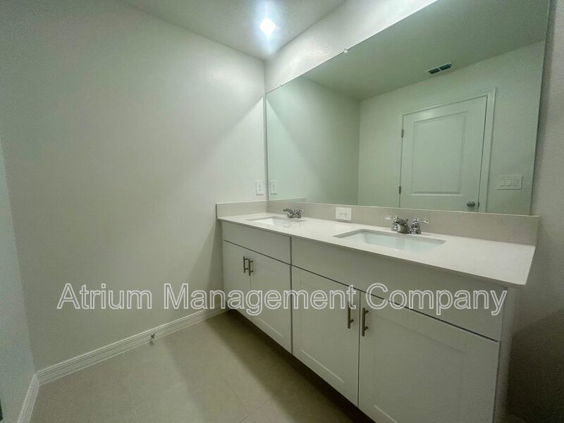 Stylish Townhome in the Heart of Ruskin – Prime Location. property image