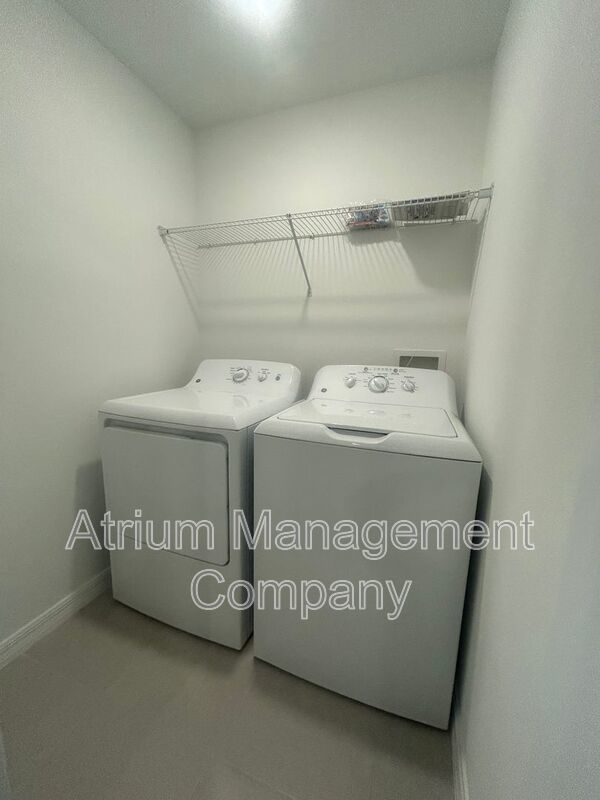 Stylish Townhome in the Heart of Ruskin – Prime Location. property image