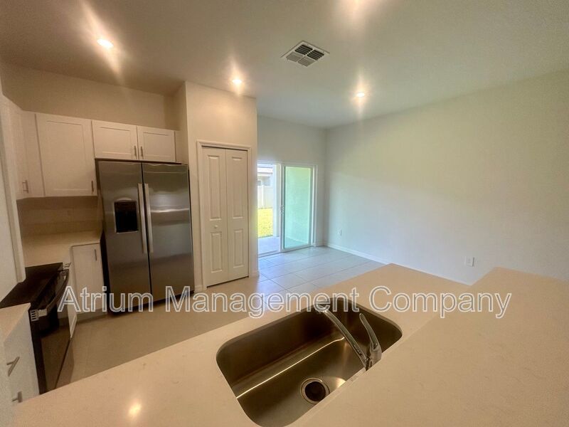 Stylish Townhome in the Heart of Ruskin – Prime Location. property image