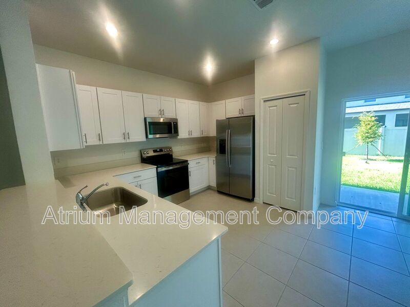 Stylish Townhome in the Heart of Ruskin – Prime Location. property image