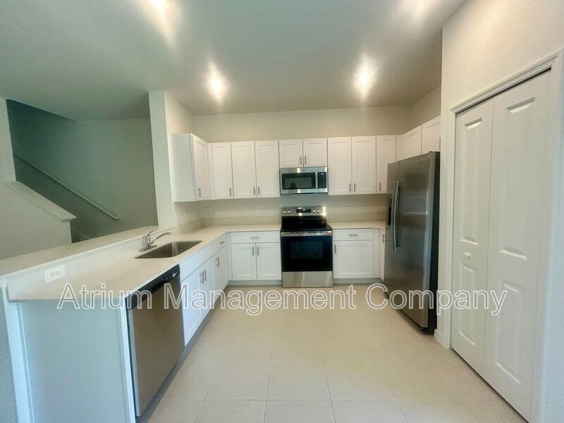 Stylish Townhome in the Heart of Ruskin – Prime Location. property image