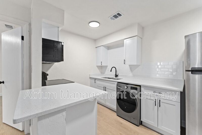 NEWLY RENOVATED!!  1 MONTH FREE RENT w\IMMEDIATE MOVE-IN property image