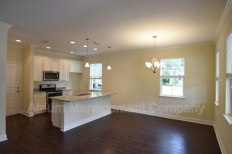Beautiful  3 Bed 2.5 Bath Town Home in Orlando, FL! COLLEGE PARK!!! property image