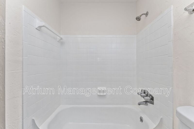 NEWLY RENOVATED!!  1 MONTH FREE RENT w\IMMEDIATE MOVE-IN property image