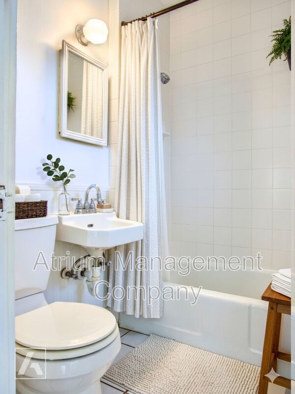 Stunning 2nd Floor Studio with Enclosed Solarium property image