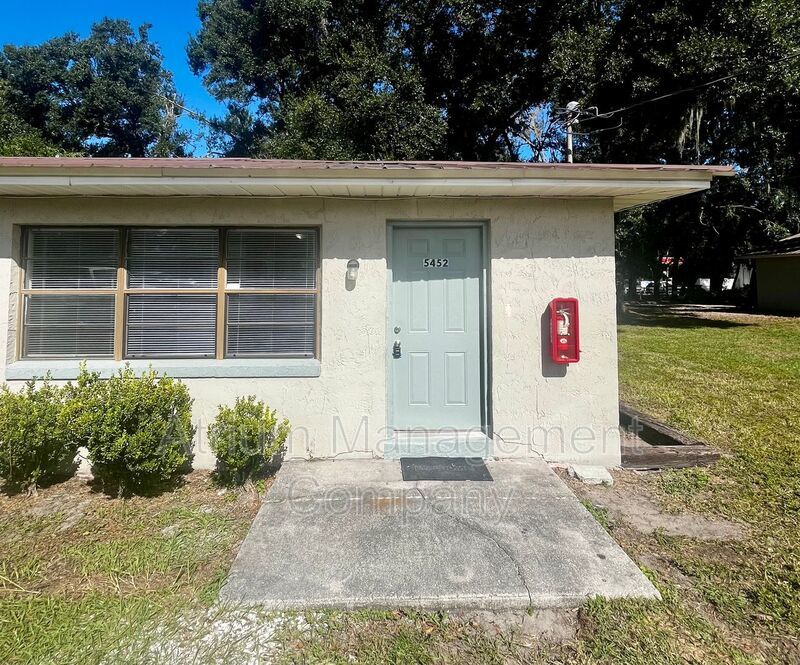 **RENT SPECIAL**  $500 off of First Month's Rent! Newly Renovated 2 Bedroom, 1 Bathroom Apartment in North Lakeland property image