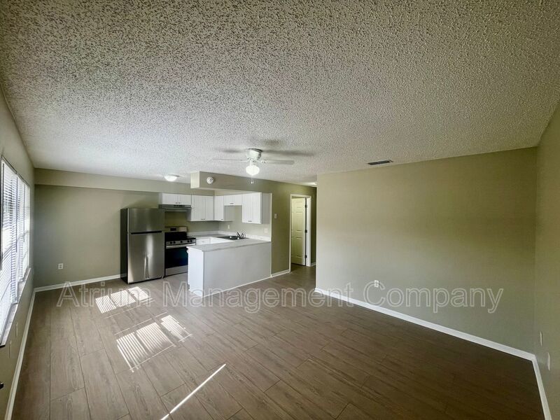 **RENT SPECIAL**  $500 off of First Month's Rent! Newly Renovated 2 Bedroom, 1 Bathroom Apartment in North Lakeland property image