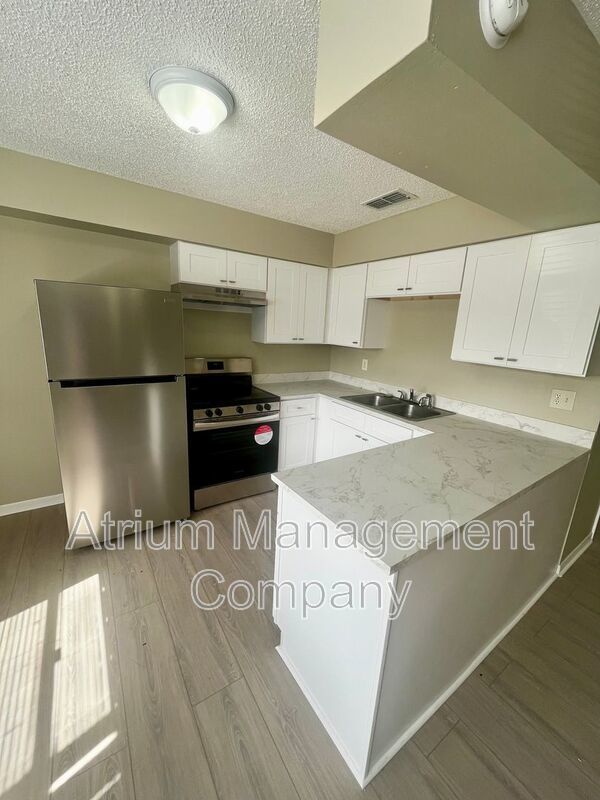 **RENT SPECIAL**  $500 off of First Month's Rent! Newly Renovated 2 Bedroom, 1 Bathroom Apartment in North Lakeland property image