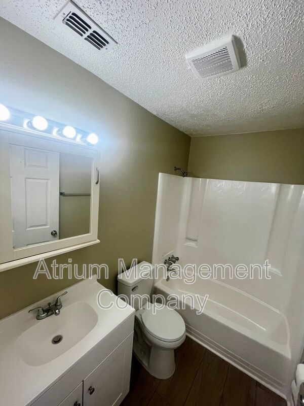 **RENT SPECIAL**  $500 off of First Month's Rent! Newly Renovated 2 Bedroom, 1 Bathroom Apartment in North Lakeland property image