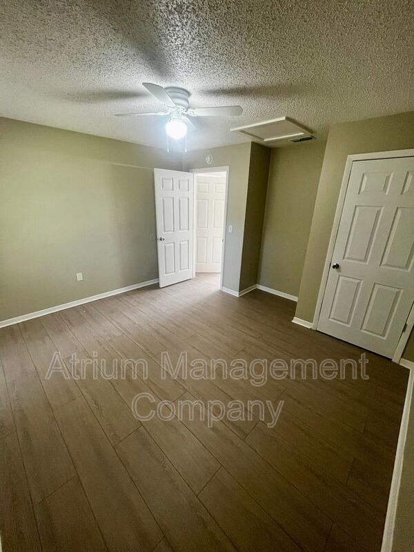 **RENT SPECIAL**  $500 off of First Month's Rent! Newly Renovated 2 Bedroom, 1 Bathroom Apartment in North Lakeland property image