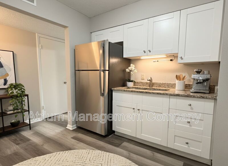 Modern Living in Historic Downtown DeLand: Renovated 1-Bedroom at Carriage House property image