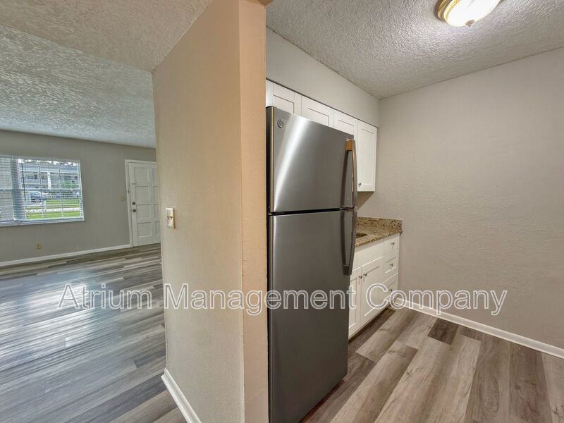 Modern Living in Historic Downtown DeLand: Renovated 1-Bedroom at Carriage House property image