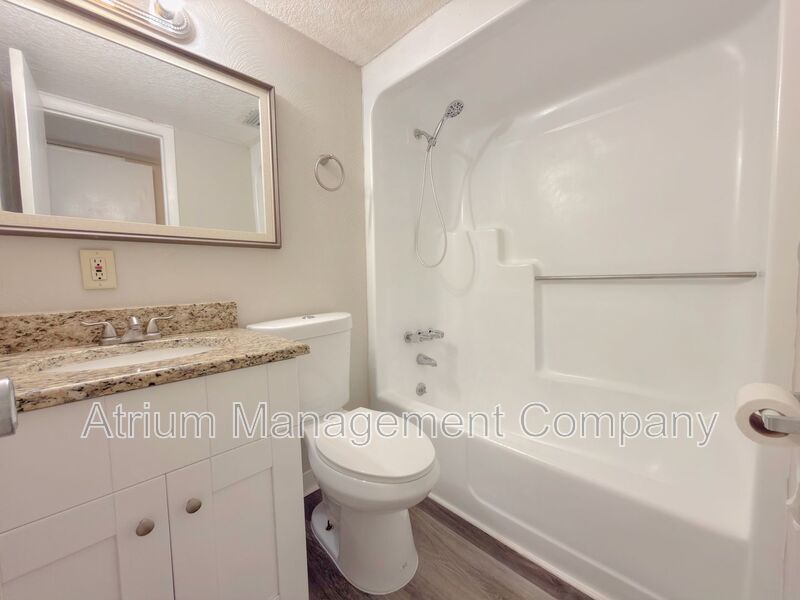 Modern Living in Historic Downtown DeLand: Renovated 1-Bedroom at Carriage House property image