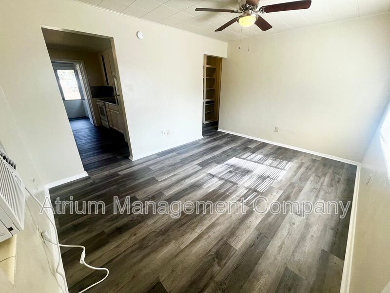 Charming 2 Bedroom Home in Lakeland – Spacious Yard & Great Location! property image