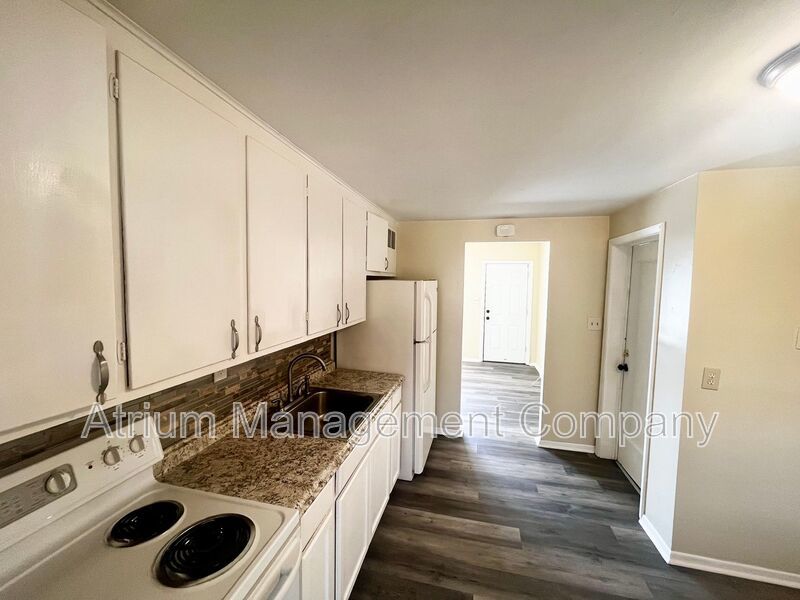 Charming 2 Bedroom Home in Lakeland – Spacious Yard & Great Location! property image