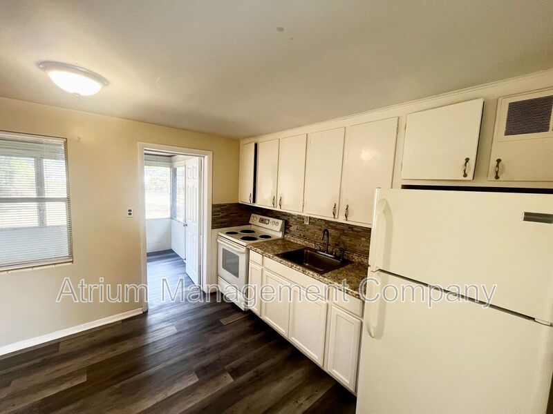 Charming 2 Bedroom Home in Lakeland – Spacious Yard & Great Location! property image