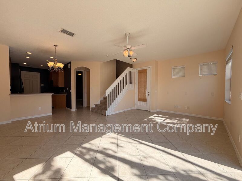 Bright & Spacious 3BR End-Unit Townhome in Serene Cranes Creek | Goldenrod – East Orlando property image