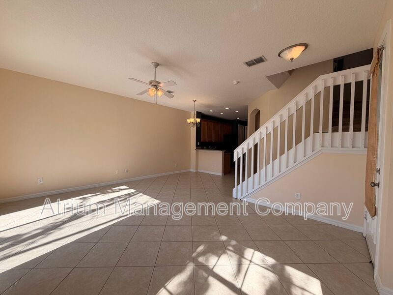 Bright & Spacious 3BR End-Unit Townhome in Serene Cranes Creek | Goldenrod – East Orlando property image