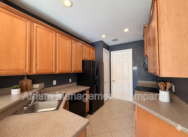 Bright & Spacious 3BR End-Unit Townhome in Serene Cranes Creek | Goldenrod – East Orlando property image