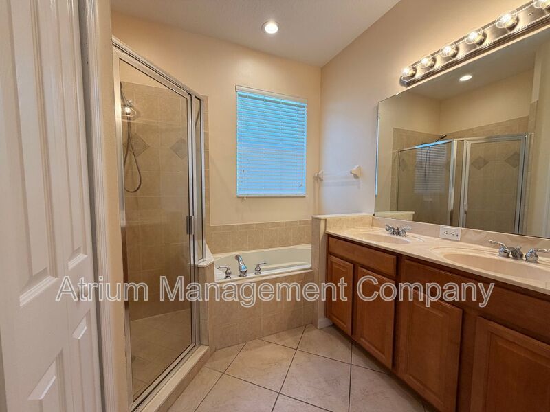 Bright & Spacious 3BR End-Unit Townhome in Serene Cranes Creek | Goldenrod – East Orlando property image