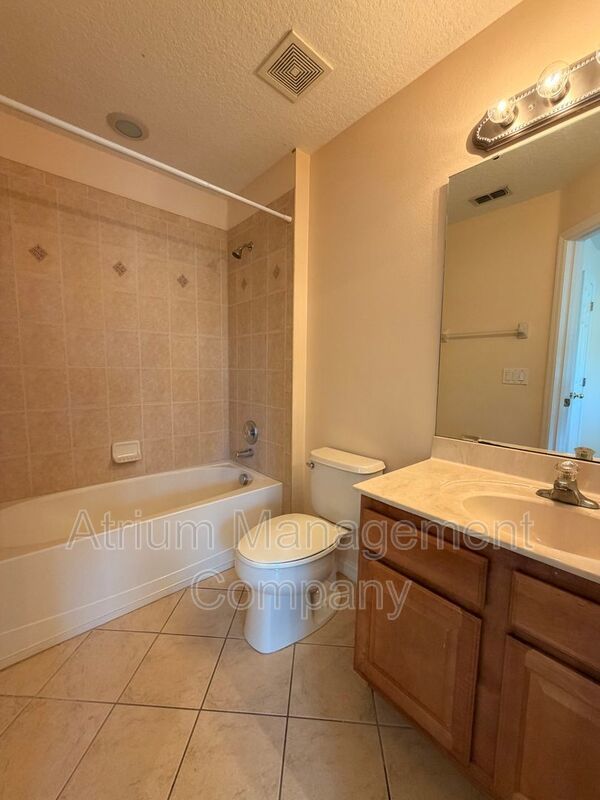 Bright & Spacious 3BR End-Unit Townhome in Serene Cranes Creek | Goldenrod – East Orlando property image