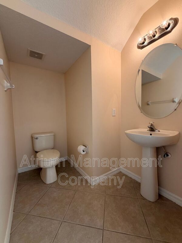 Bright & Spacious 3BR End-Unit Townhome in Serene Cranes Creek | Goldenrod – East Orlando property image