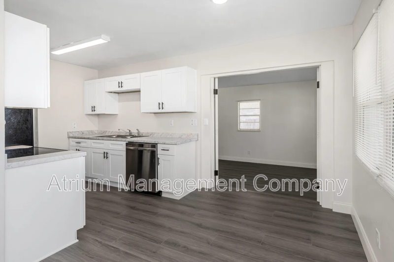 Fully Renovated 2-Bedroom Apartment in St. Petersburg – $1,795/month property image