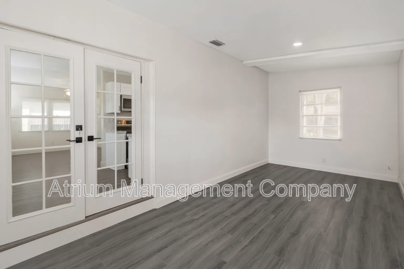 Fully Renovated 2-Bedroom Apartment in St. Petersburg – $1,795/month property image