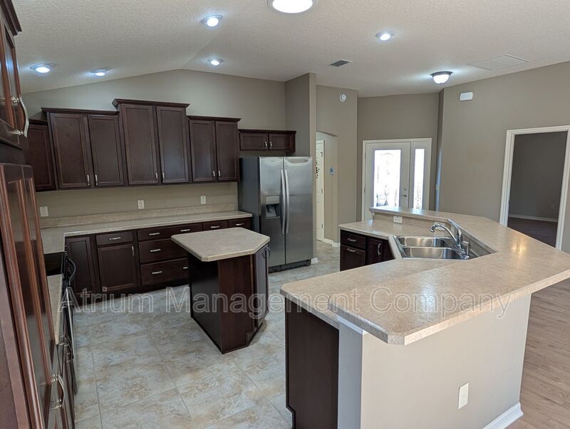 NEW LVP FLOORS! Fairmont Villa Minutes to Brownwood Paddock Square property image