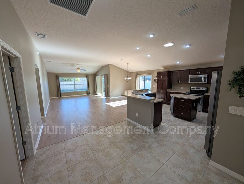NEW LVP FLOORS! Fairmont Villa Minutes to Brownwood Paddock Square property image