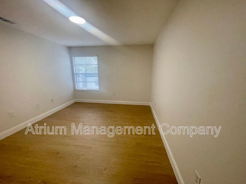 NEWLY RENOVATED!!  1 MONTH FREE RENT w\IMMEDIATE MOVE-IN property image