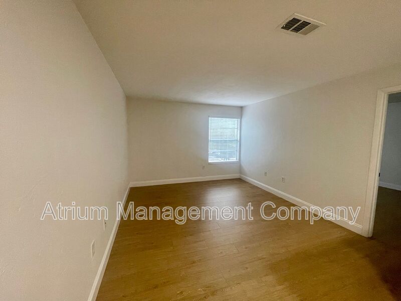 NEWLY RENOVATED!!  1 MONTH FREE RENT w\IMMEDIATE MOVE-IN property image