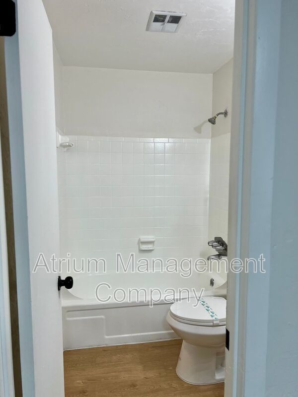 NEWLY RENOVATED!!  1 MONTH FREE RENT w\IMMEDIATE MOVE-IN property image