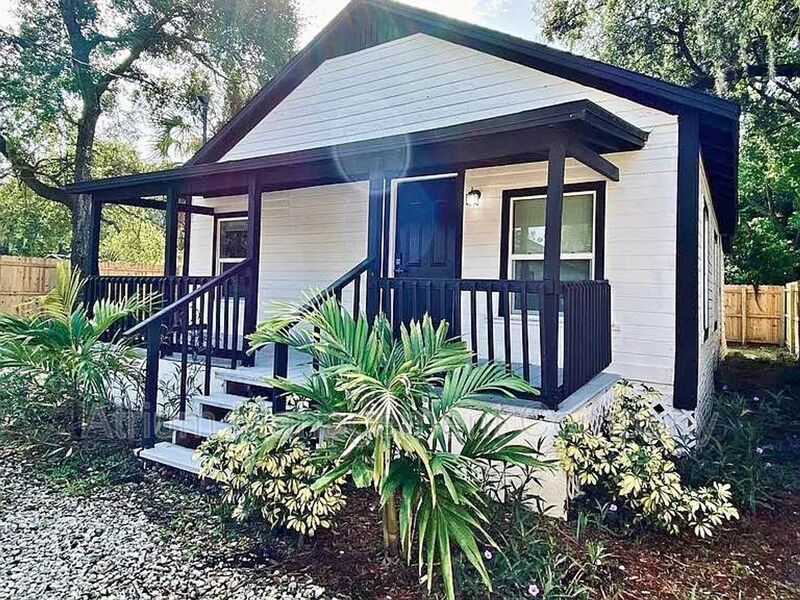 Charming 2-Bed, 2-Bath Craftsman-Style Bungalow near Orlando's Creative Village! property image