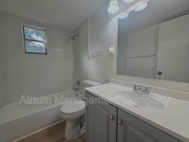 2 Bedroom, 1 Bathroom Apartment located near downtown Lakeland! property image