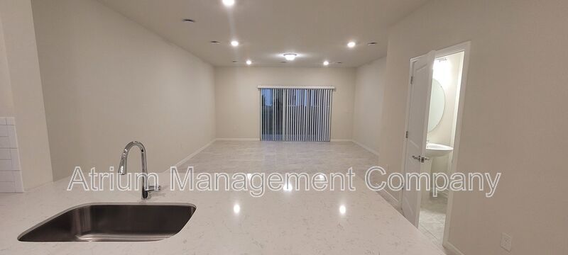 ***$300 off first month's rent*** Cable & Internet Included! 3 bedroom, 2.5 bathroom Davenport Townhome! property image