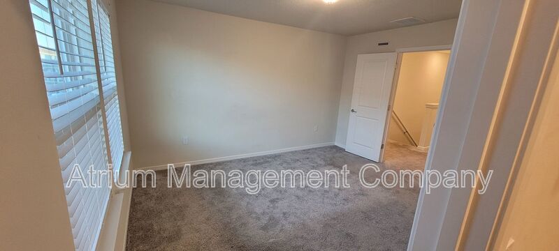 ***$300 off first month's rent*** Cable & Internet Included! 3 bedroom, 2.5 bathroom Davenport Townhome! property image
