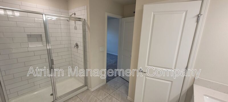 ***$300 off first month's rent*** Cable & Internet Included! 3 bedroom, 2.5 bathroom Davenport Townhome! property image