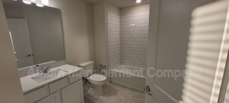 ***$300 off first month's rent*** Cable & Internet Included! 3 bedroom, 2.5 bathroom Davenport Townhome! property image