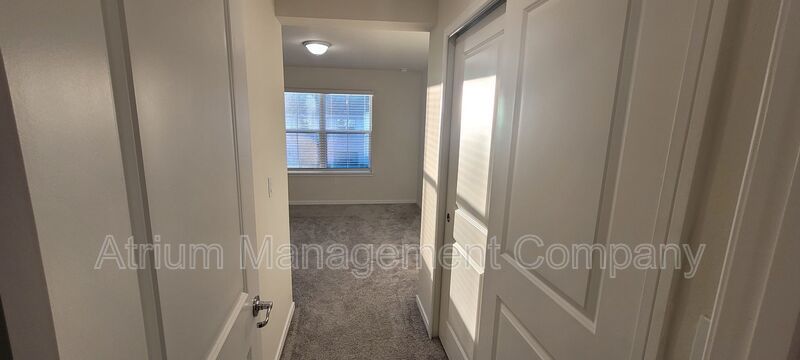 ***$300 off first month's rent*** Cable & Internet Included! 3 bedroom, 2.5 bathroom Davenport Townhome! property image