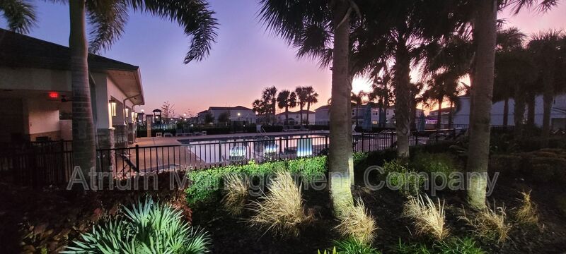 ***$300 off first month's rent*** Cable & Internet Included! 3 bedroom, 2.5 bathroom Davenport Townhome! property image